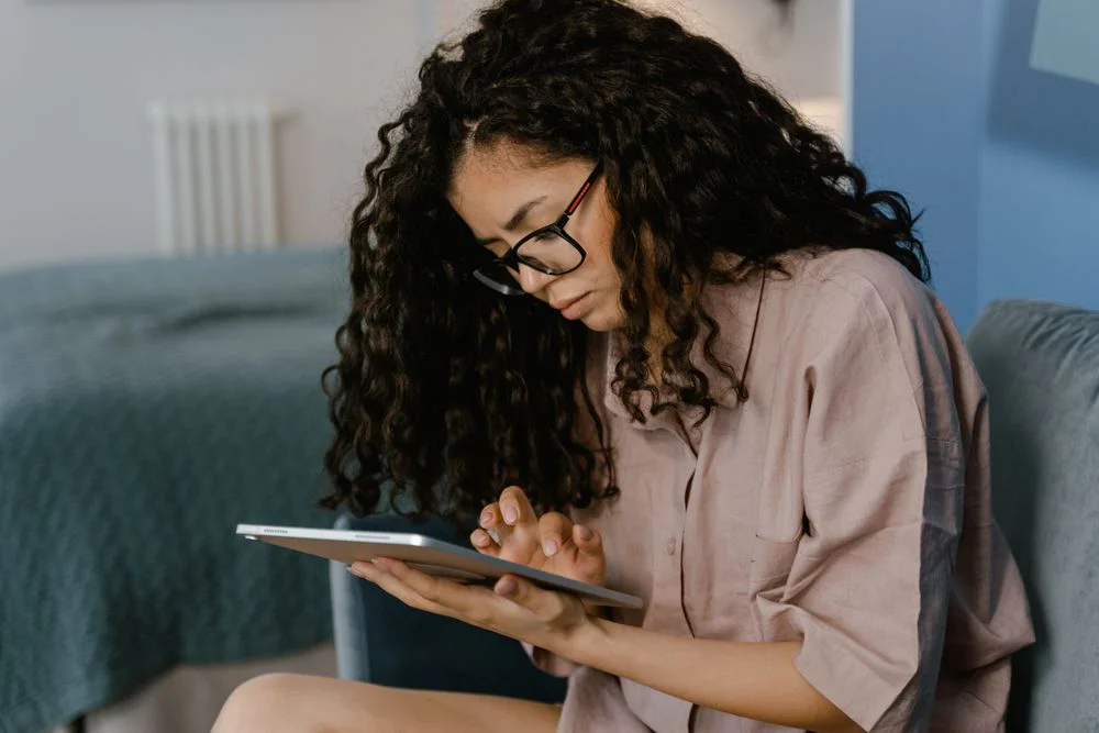 A woman selling digital products as a side hustle